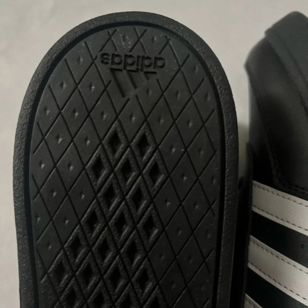 Adidas Men's Black and White Striped Sneakers, Size 6, Brand‎ New